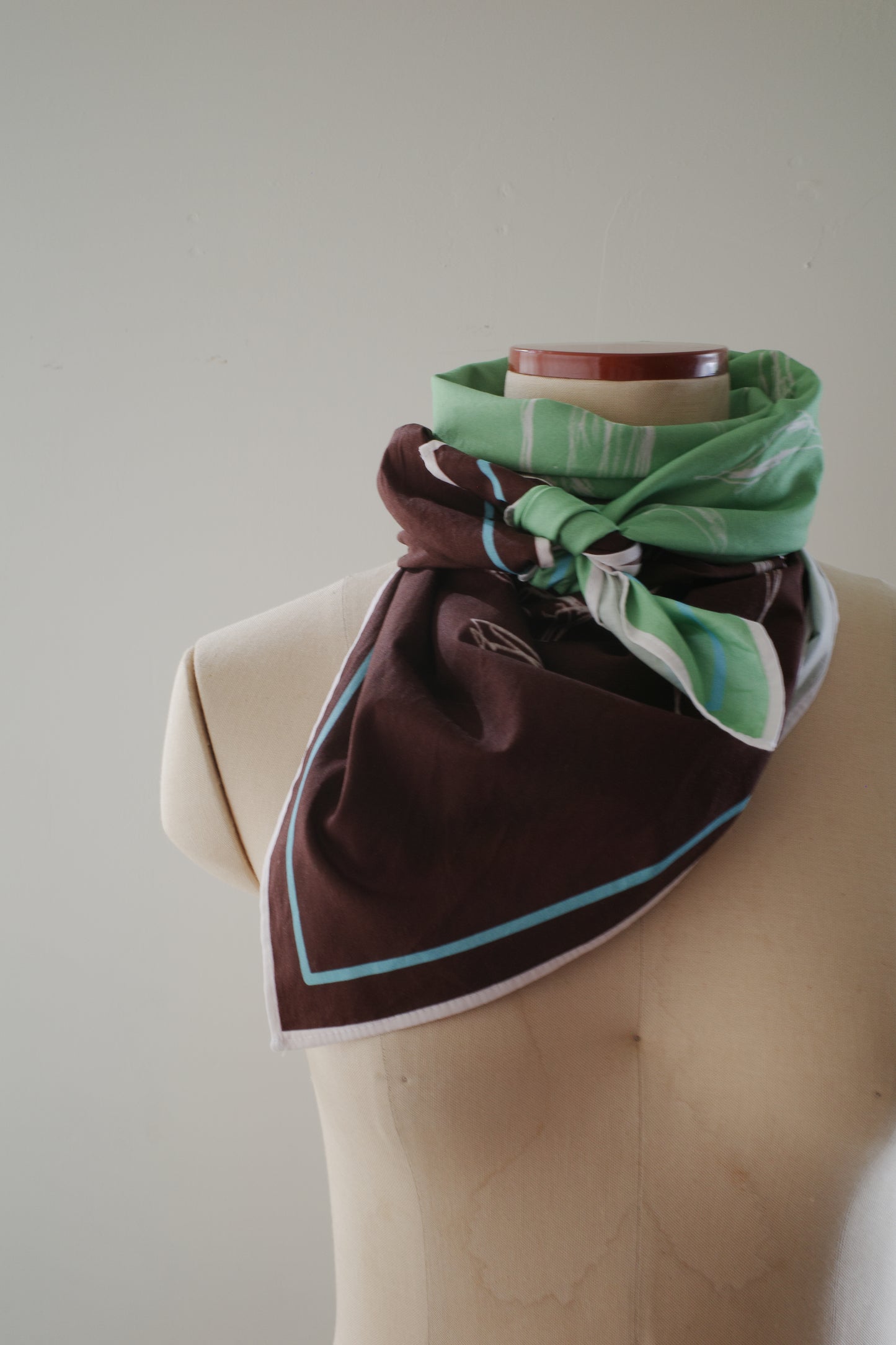 Thoughts, people's cloth lettering, and buds of imagination / Green×Brown